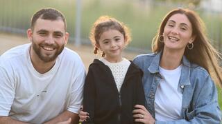 נויה חיה סבג עם האם מעיין והאב מיכאל