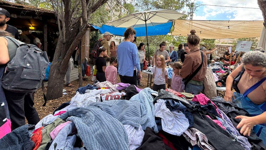  A 'Moms don’t hoard' swap fair at the community garden at the Natural History Museum in Jerusalem  