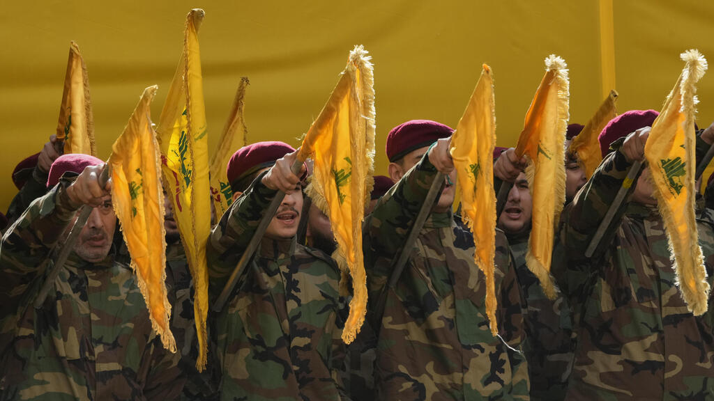 Боевики Хизбаллы (Фото: AP Photo/Hussein Malla) הלוייתו של רמטכ"ל חיזבאללה הייתם עלי טבטבאי