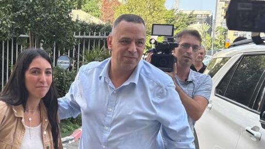 רועי יעקב, מ״מ יו״ר ההסתדרות חוזר לעבודתו בבניין ההסתדרות לאחר שנעצר בפרשת ״יד לוחצת יד״