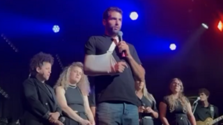 שגיא דקל חן על הבמה בהופעה עם הפרויקט של תמרי