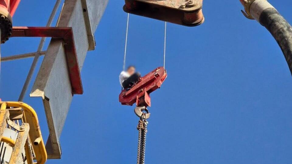 נער בן 15 מתבצר על מנוף בירושלים