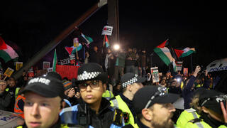 שוטרים ומחאה פרו-פלסטינית מחוץ לווילה פארק לפני המשחק של מכבי ת"א מול אסטון וילה