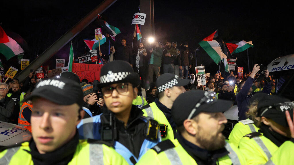 West Midlands Police will have to provide answers (Photo: Hannah Mckay/ Reuters) שוטרים ומחאה פרו-פלסטינית מחוץ לווילה פארק לפני המשחק של מכבי ת"א מול אסטון וילה