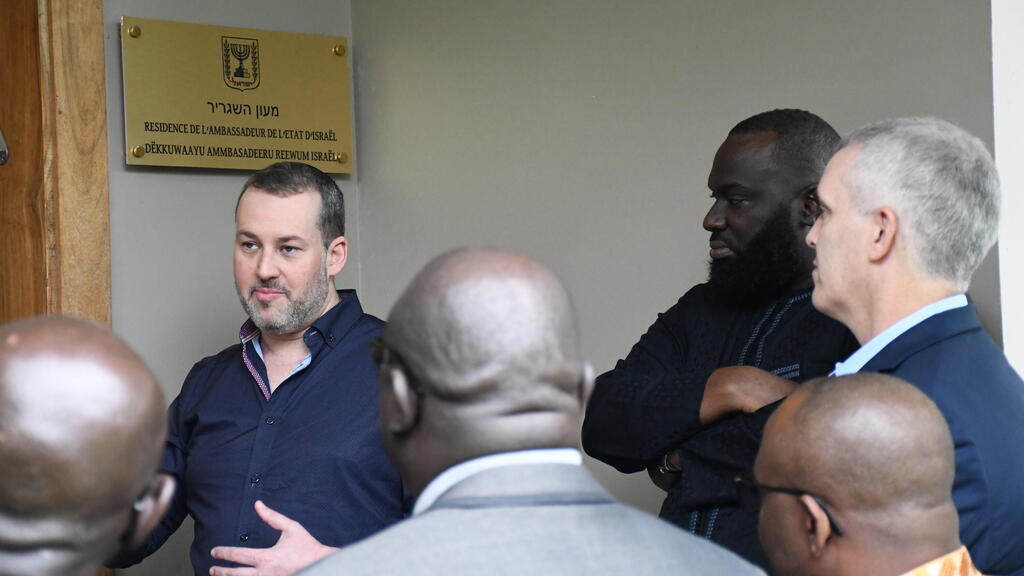 הרב אלחנן מילר מסביר על המזוזה בבית השגריר בדקר, סנגל