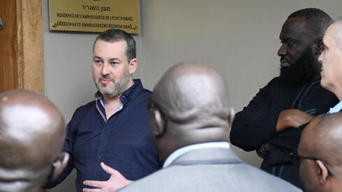 הרב אלחנן מילר מסביר על המזוזה בבית השגריר בדקר, סנגל