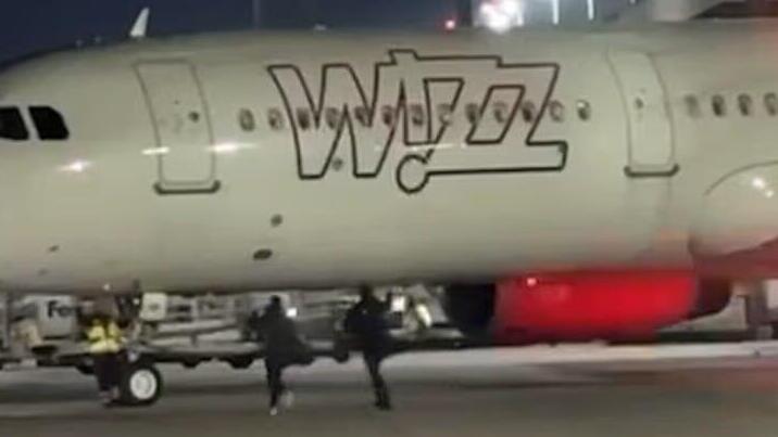 Опоздавшие пассажиры добежали до самолета (Кадр видеозаписи) נוסעים התפרצו למסלול ההמראה כדי להספיק לטיסה ונעצרו ב גרמניה