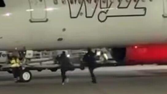 נוסעים התפרצו למסלול ההמראה כדי להספיק לטיסה ונעצרו ב גרמניה