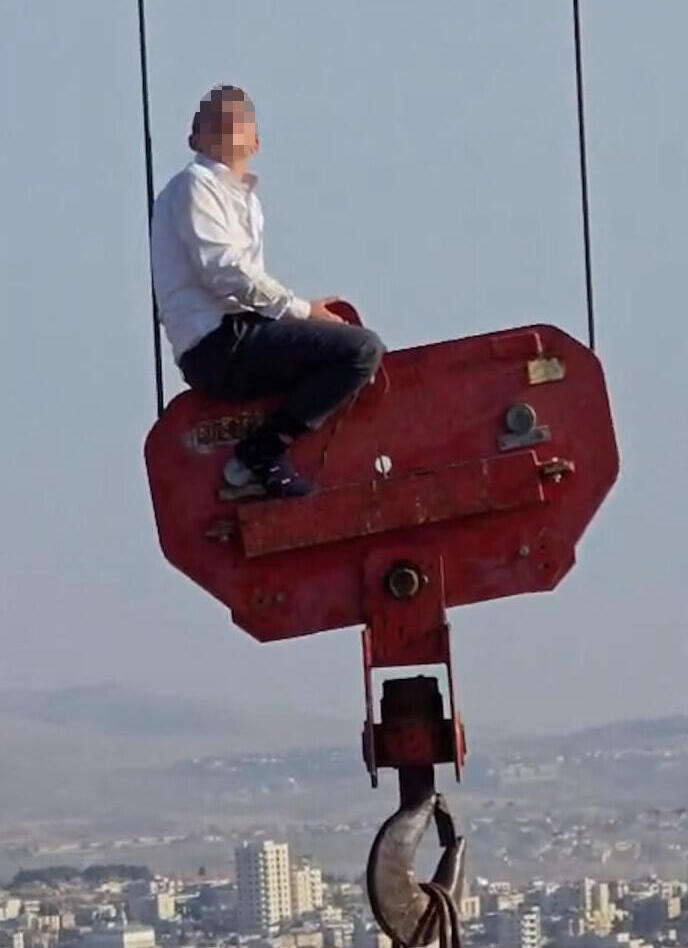 נער בן 15 מתבצר על מנוף בירושלים