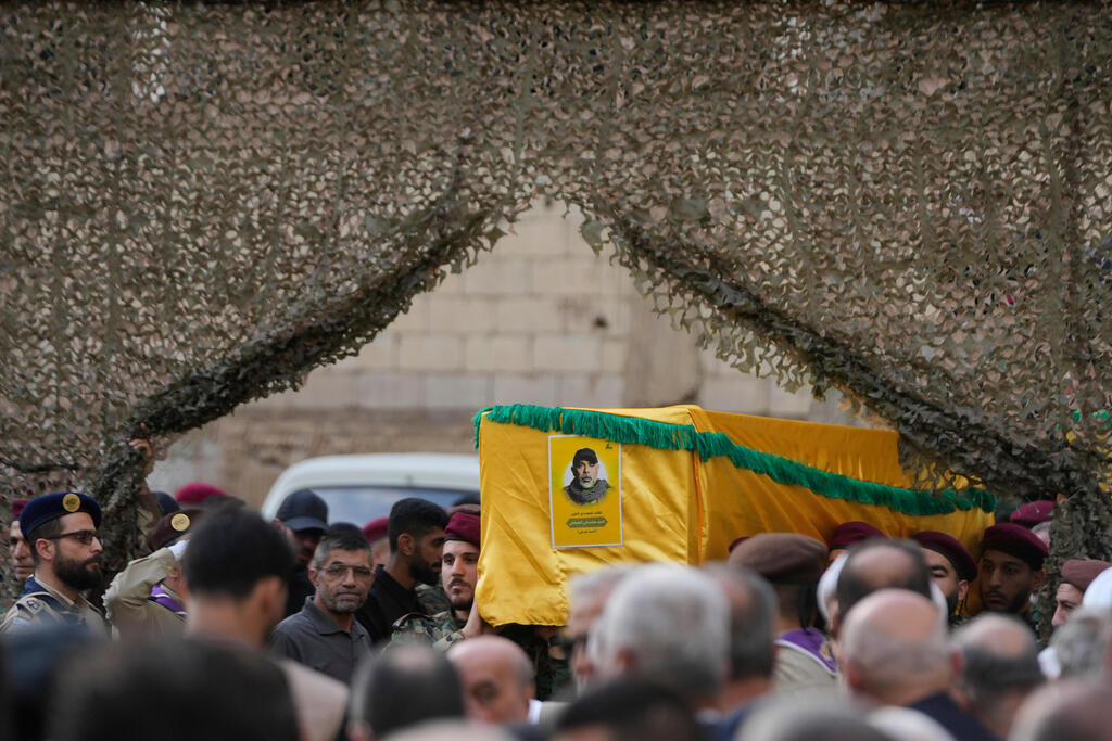 Photo: AP Photo/Hussein Malla הלוייתו של רמטכ"ל חיזבאללה הייתם עלי טבטבאי