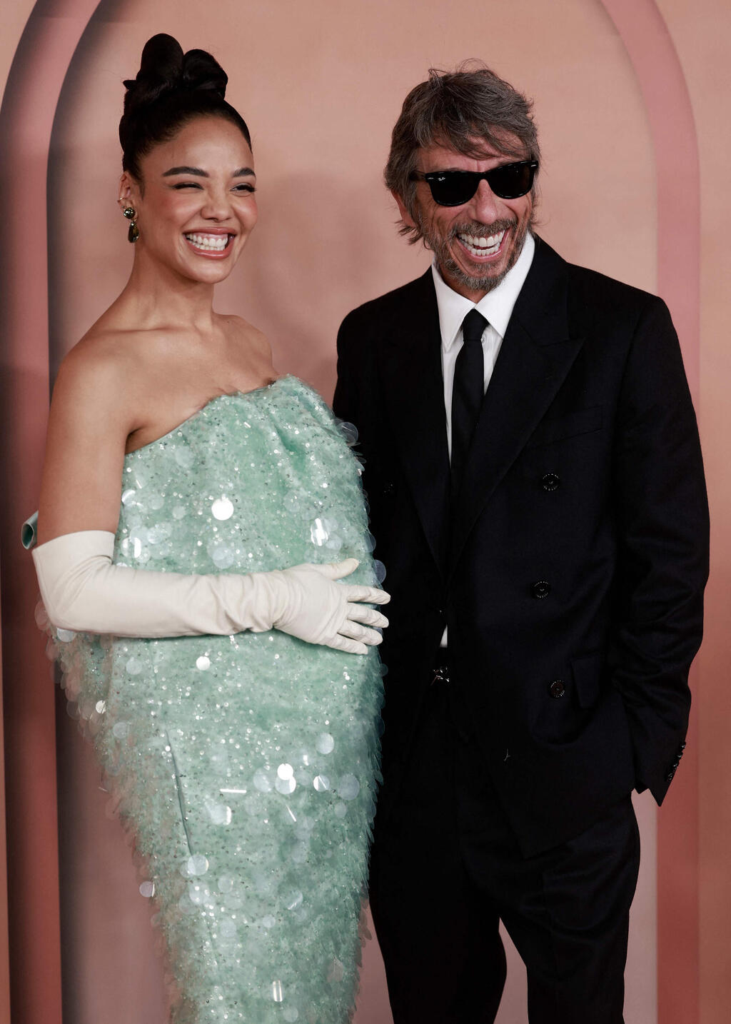 השחקנית טסה תומפסון ומעצב האופנה האיטלקי פייר פאולו פיצ'ולי