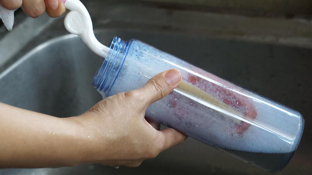 Чистка бутылки (Фото: Shutterstock) בקבוק