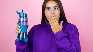 צמודים לבקבוק רב-פעמי? לא תאמינו כמה זוהמה יש בו