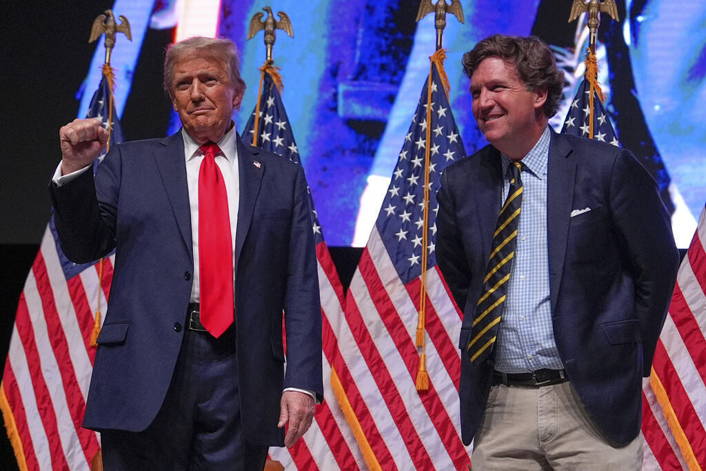 US President Donald Trump and Carlson (Photo: Julia Demaree Nikhinson/AP) טאקר קרלסון לצד נשיא ארה"ב דונלד טראמפ