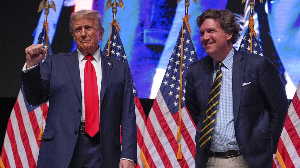 טאקר קרלסון לצד נשיא ארה"ב דונלד טראמפ
