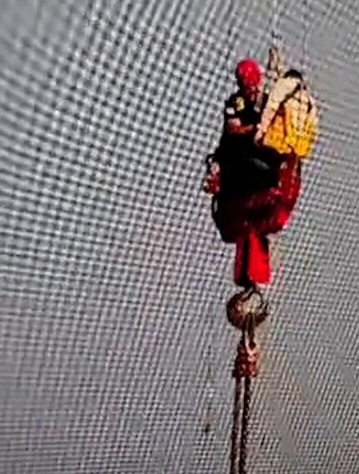 Спасательная операция (Фото: Служба пожарной охраны) נער בן 15 מתבצר על מנוף בירושלים