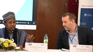 הרב אלחנן מילר יושב בפאנל במהלך הכנס בסנגל