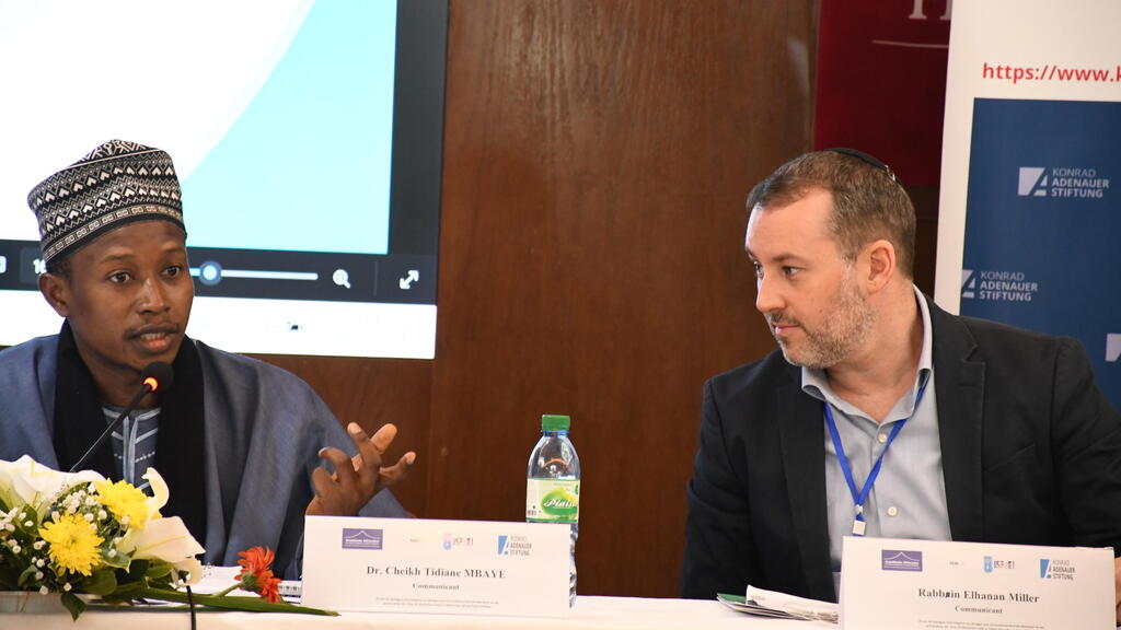 הרב אלחנן מילר יושב בפאנל במהלך הכנס בסנגל