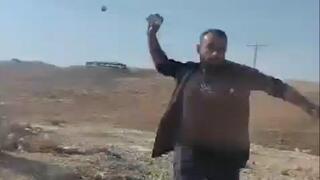 פלסטיני תוקף באבן מתיישב באזור הר חברון