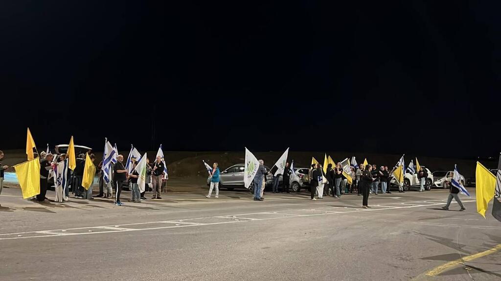 תושבי אשכול מלווים את השיירה עם הארון, בצומת גמה