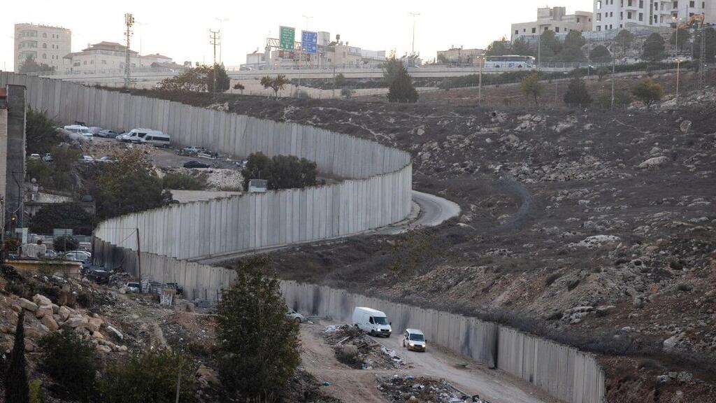 Разделительный забор в иерусалимском районе Писгат-Зеэв (Фото: Алекс Коломойский) שכונת פסגת זאב, ירושלים