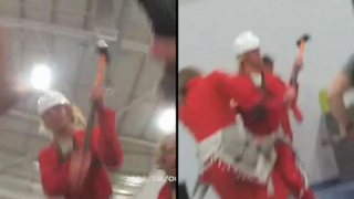 תיעוד של פעילים פרו-פלסטינים תוקפים שוטרים ב מפעל אלביט ב בריסטול בריטניה באוגוסט 2024