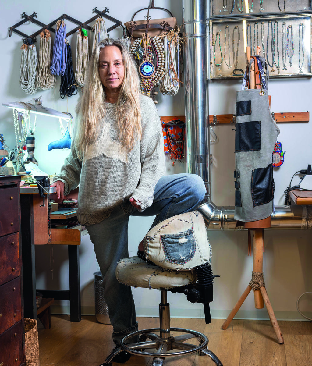 Ронит в своей студии (Фото: Юваль Хен) רונית ים