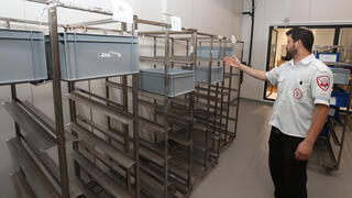 המקרר הריק בתוך בנק הדם של מד"א