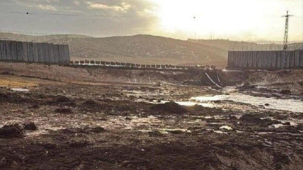Обрушившаяся часть разделительного сооружения גדר ההפרדה עם הגדה המערבית באזור לכיש (יישוב אליאב) קרסה