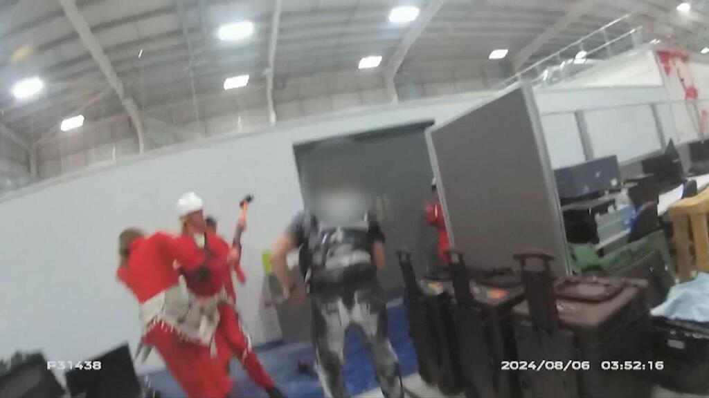 תיעוד של פעילים פרו-פלסטינים תוקפים שוטרים ב מפעל אלביט ב בריסטול בריטניה באוגוסט 2024