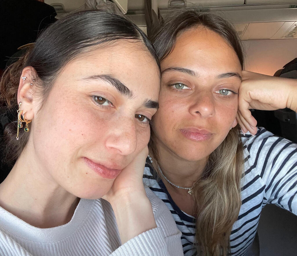 Шай со своей подругой Ноам, убитой террористами на фестивале "Нова" (Фото: частный альбом) שנרצחה בנובה שי עם חברתה הטובה נעם שלום ז"ל,