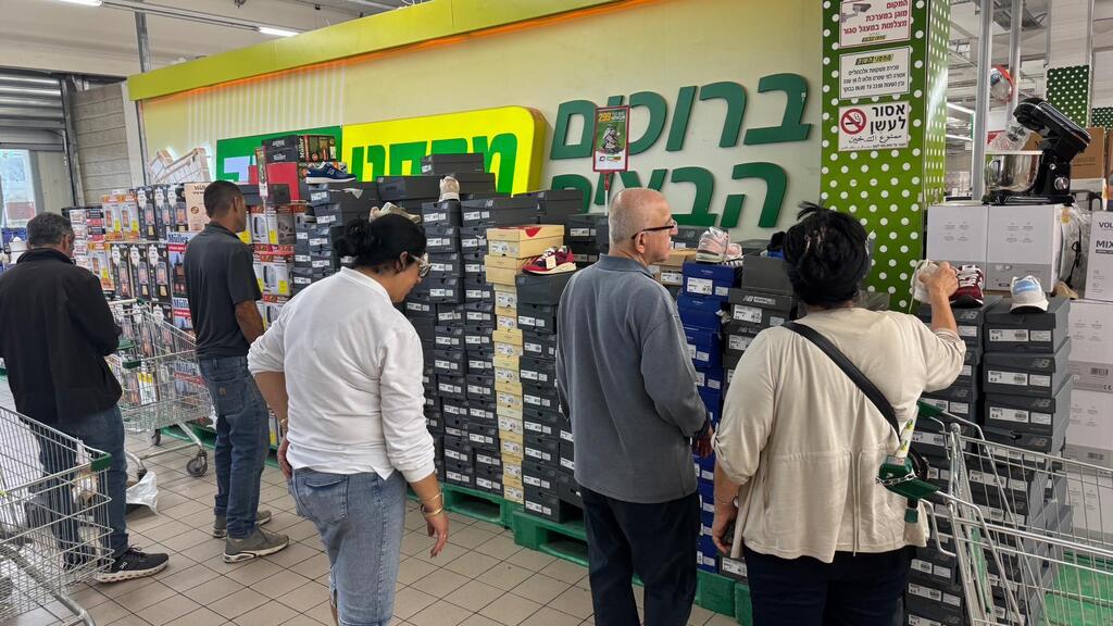 New Balance в супермаркете (Фото: "Махсаней ха-шук" ) תצוגת נעלי ניו באלאנס במחסני השוק