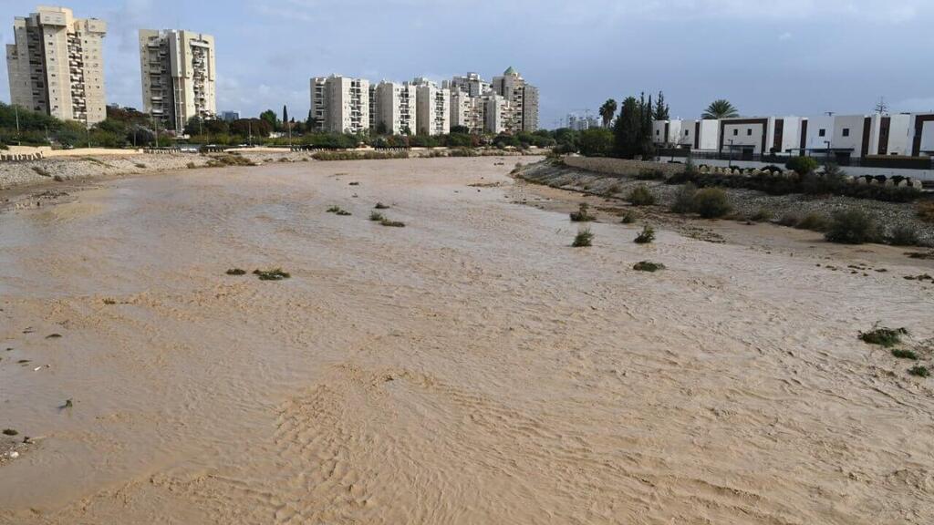 Потоки воды в Беэр-Шеве (Фото: Герцль Йосеф) נחל באר שבע מוצף בשל הגשמים העזים