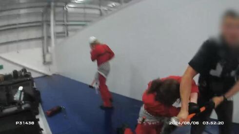 תיעוד של פעילים פרו-פלסטינים תוקפים שוטרים ב מפעל אלביט ב בריסטול בריטניה באוגוסט 2024