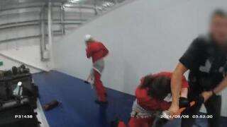 תיעוד של פעילים פרו-פלסטינים תוקפים שוטרים ב מפעל אלביט ב בריסטול בריטניה באוגוסט 2024