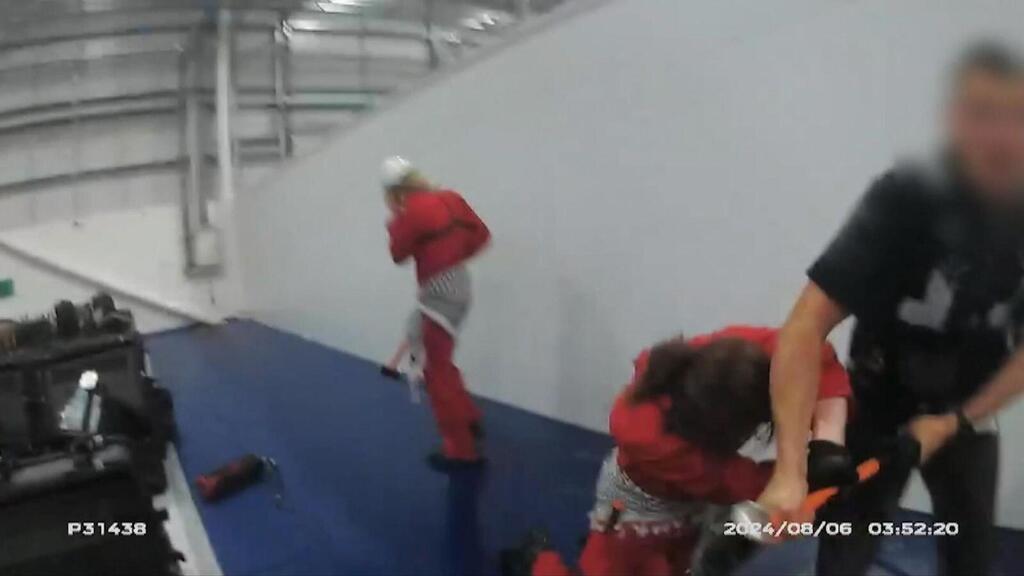 Footage of pro-Palestinian activists attacking police officers at the Elbit plant in Bristol, UK, in August 2024 תיעוד של פעילים פרו-פלסטינים תוקפים שוטרים ב מפעל אלביט ב בריסטול בריטניה באוגוסט 2024