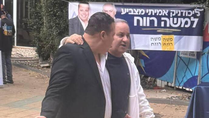 עזרא גבאי מצביע לבחירות של מרכז הליכוד בסניף ברמת גן