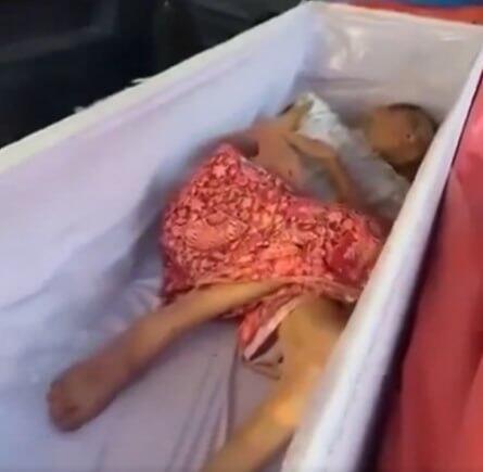 A 65-year-old woman begins moving inside her coffin after being brought for cremation תאילנד אישה בדרך לשריפת גופה התגלתה חיה