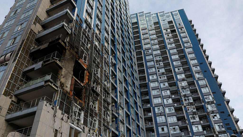 Damaged residential building, Kyiv (photo: REUTERS/Valentyn Ogirenko) מתקפה של רוסיה על קייב אוקראינה