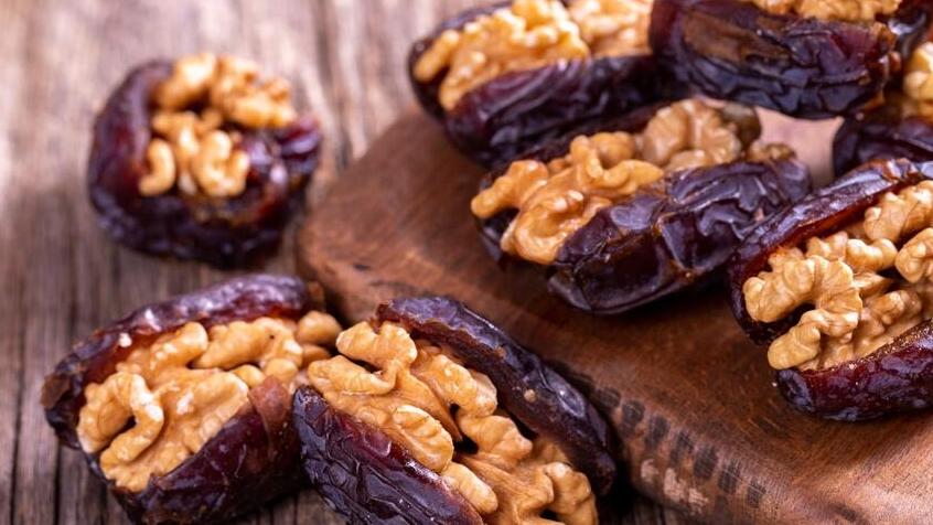 Фаршированные грецкими орехами финики (Фото: shutterstock) תמרים ממולאים
