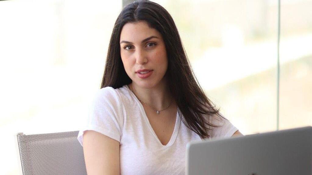 חן דפסמס. "משום מה לספרות ארוטית יש שם רע"