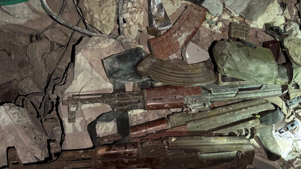 Оружие уничтоженных террористов (Фото: пресс-служба ЦАХАЛа) אמל"ח שנמצא על מחבלי חמאס שחוסלו ברפיח