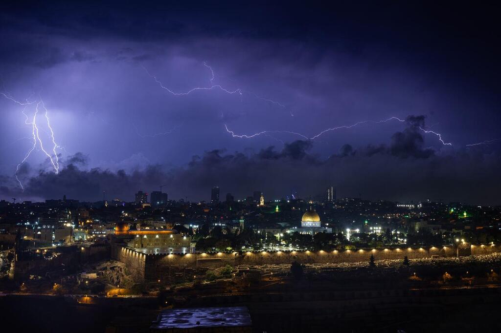 Lightning storm over Jerusalem (Photo: Alex Kolomoisky) סופת ברקים ורעמים בירושלים
