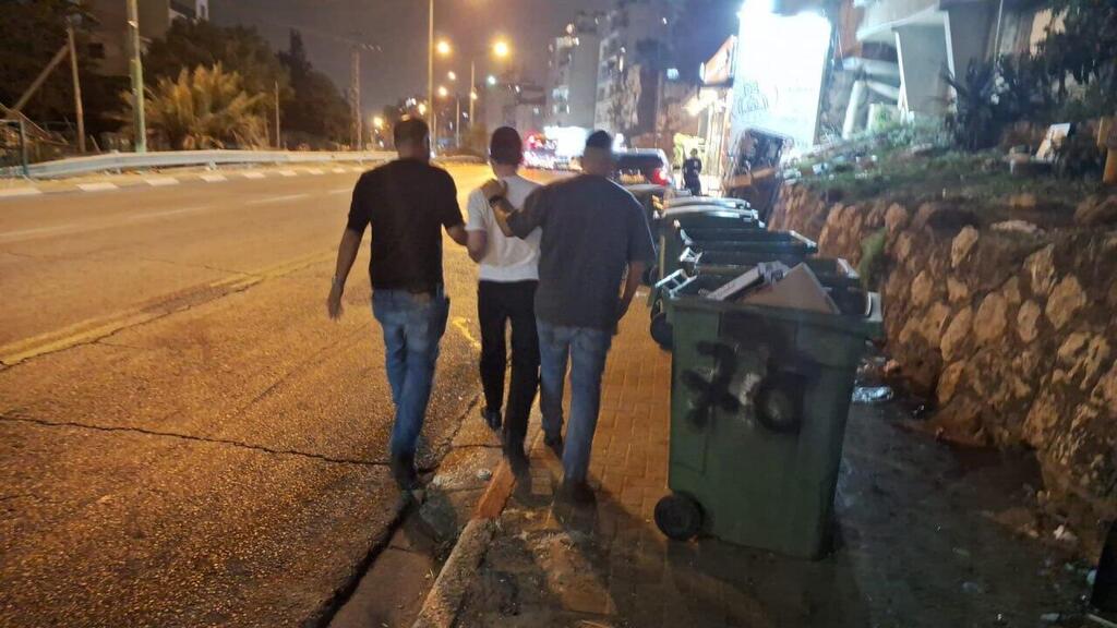 Задержание подозреваемого (Фото: пресс-служба полиции) מעצר של מפוקח מין לאחר שנתיים