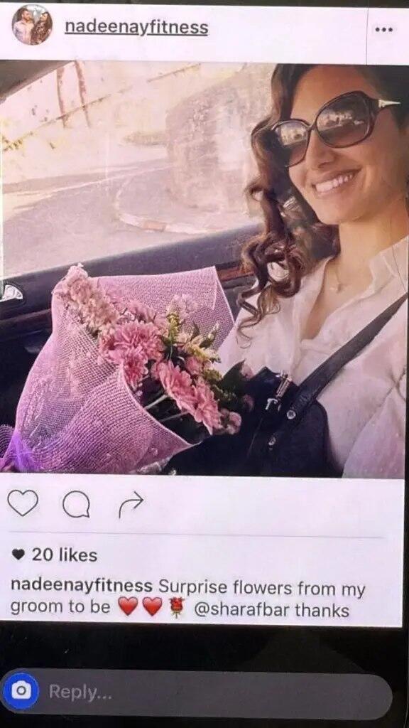 מקבלת פרחים מהבעל