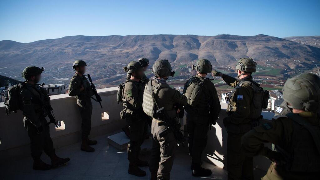 Командиры частей, участвующих в операции "Пять камней" (Фото: пресс-служба ЦАХАЛа) תת אלוף קובי הלר בשטח עם מפקדי עוצבת הקומנדו