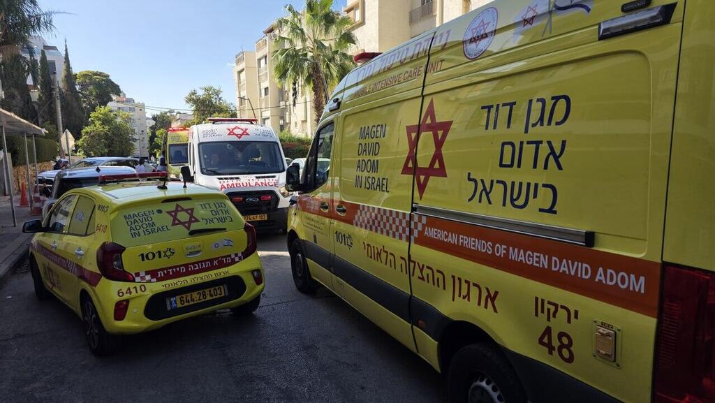 На месте происшествия в Рамат ха-Шароне (Фото: МАДА) שני פועלים נהרגו מנפילה באתר בנייה ברמת השרון