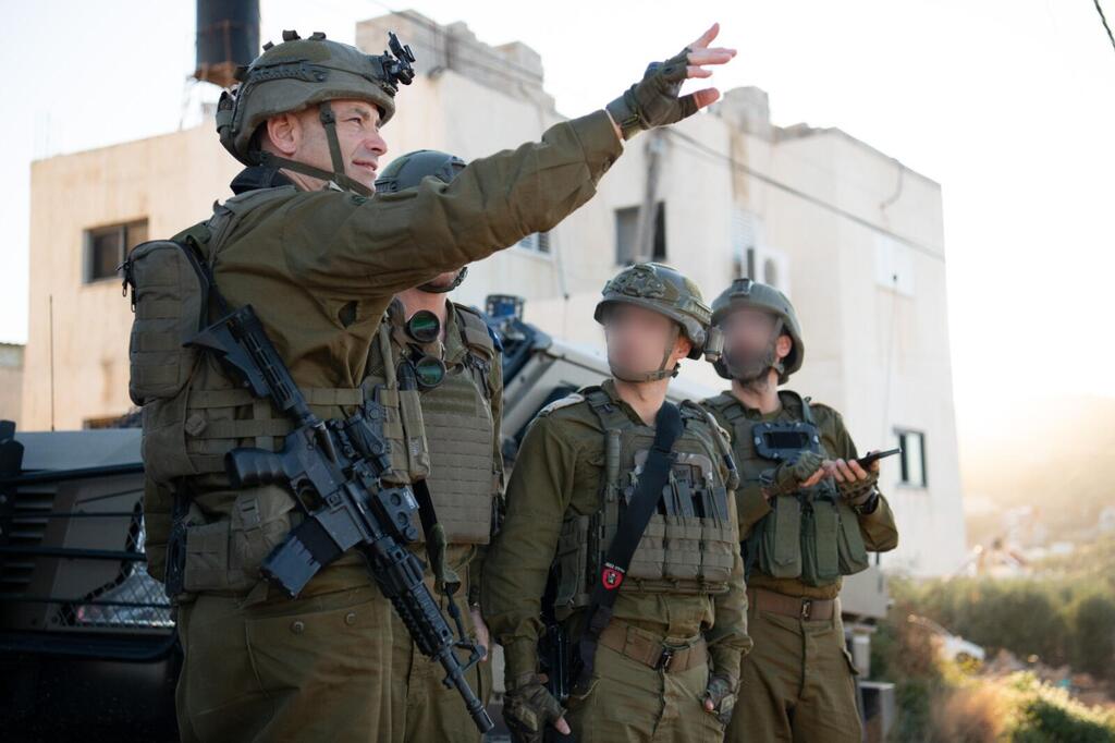 Judea and Samaria Division Brig. Gen. Avi Heller with the troops (Photo: IDF) תת אלוף קובי הלר בשטח עם מפקדי עוצבת הקומנדו