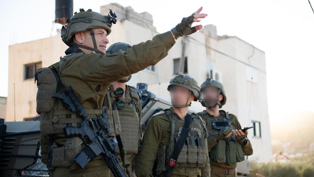 Бригадный генерал Коби Хеллер с офицерами бригады "Коммандо" (Фото: пресс-служба ЦАХАЛа) תת אלוף קובי הלר בשטח עם מפקדי עוצבת הקומנדו