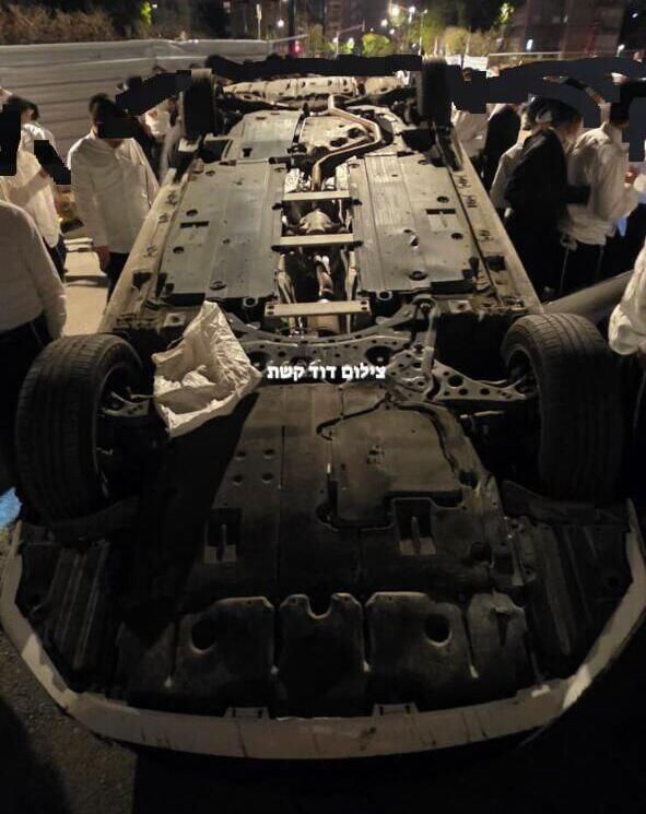 Overturned Military Police car in Ramat Gan (Photo: David Keshet) ניידת משטרה צבאית שהפכו החרדים הקיצונים ברמת גן